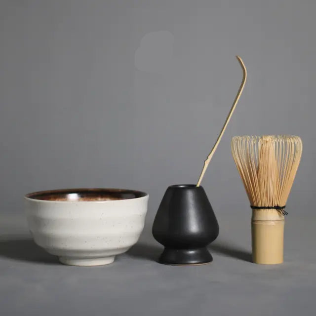 Komplett gavesett for et autentisk japansk matcha-ritual, inkludert bambusvisp og keramikkbolle.