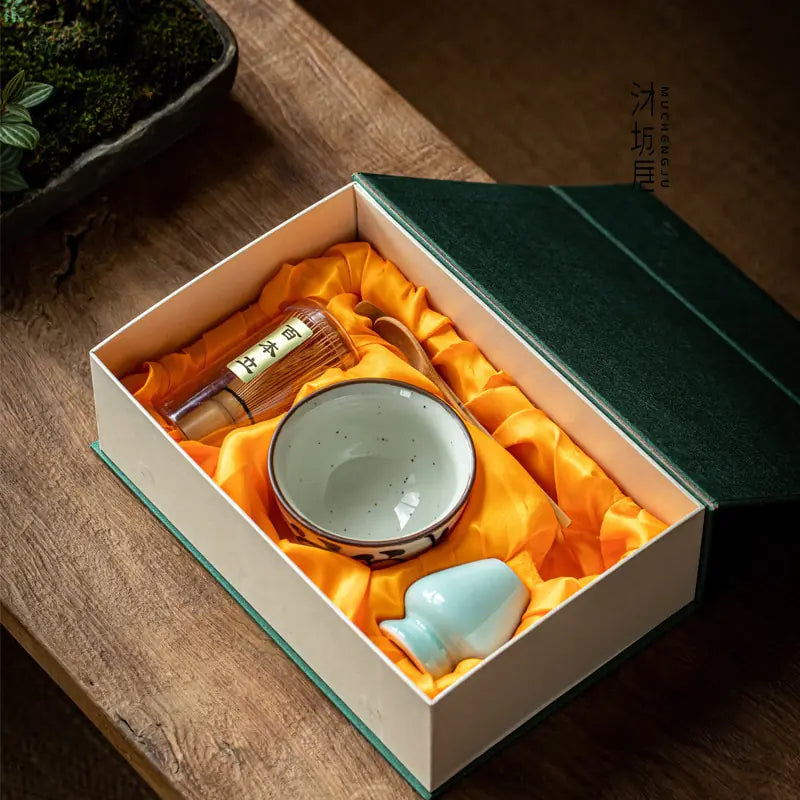 Vakker keramisk matchabolle (chawan) i tradisjonell stil, ideell for japansk teseremoni.