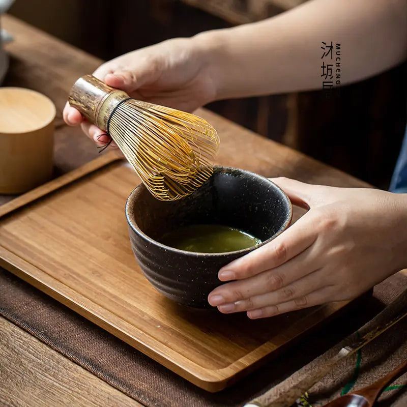 Alt du trenger for en autentisk japansk matcha-teseremoni: gavesett med visp og bolle.
