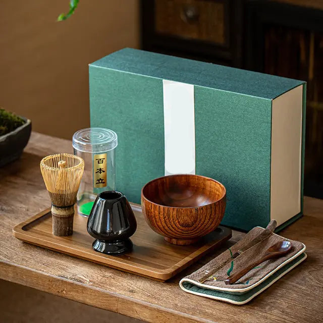 Nærbilde av matcha-tilbehør: bambusvisp (chasen) og skje (chashaku) for presis porsjonering.