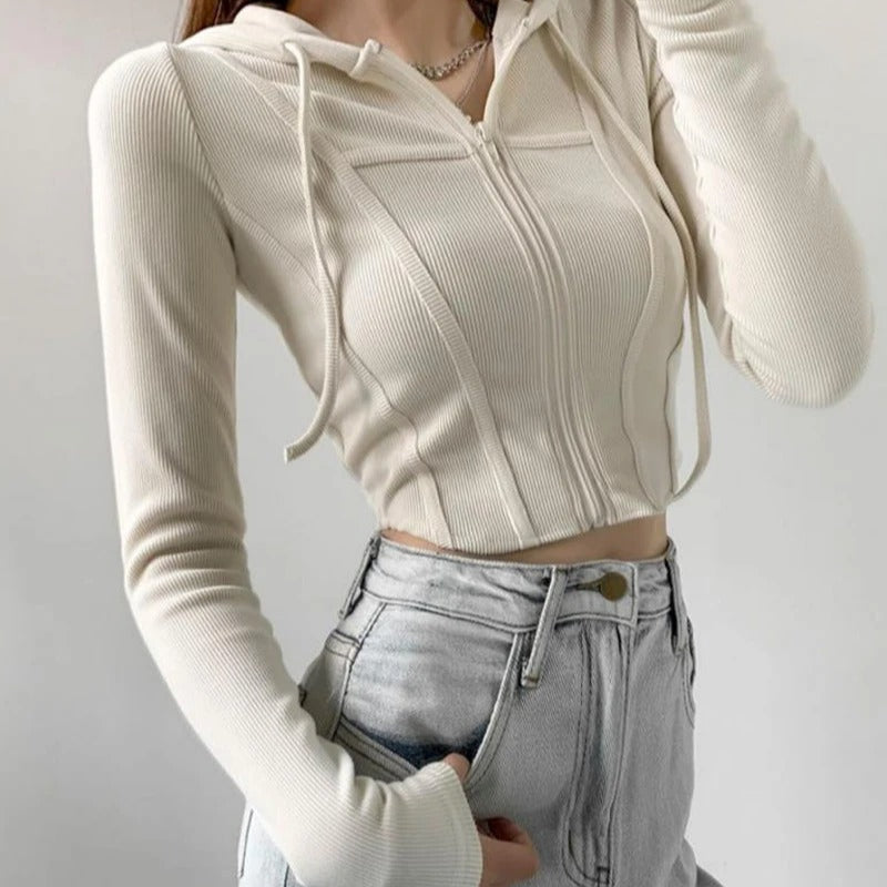 Kort dame hettegenser med glidelås og striper. Vintageinspirert design, sporty hverdagsmote.