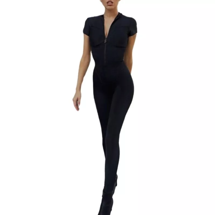 Komfortabel kortermet fitness jumpsuit for kvinner, myk og elastisk treningsoverall i pustende activewear stoff.