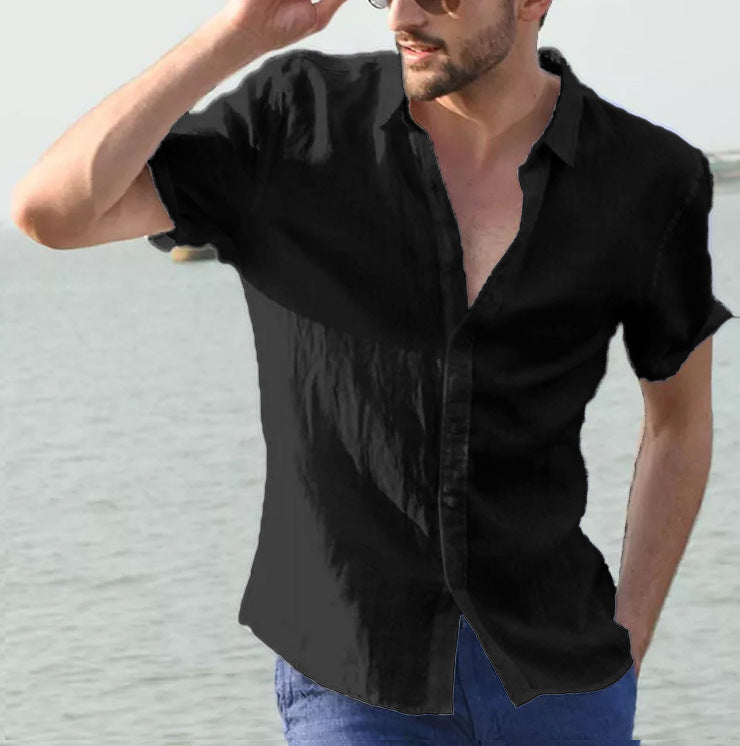 Pustende kortermet herreskjorte i polyester for casual bruk, ideell for sommer og fritid.