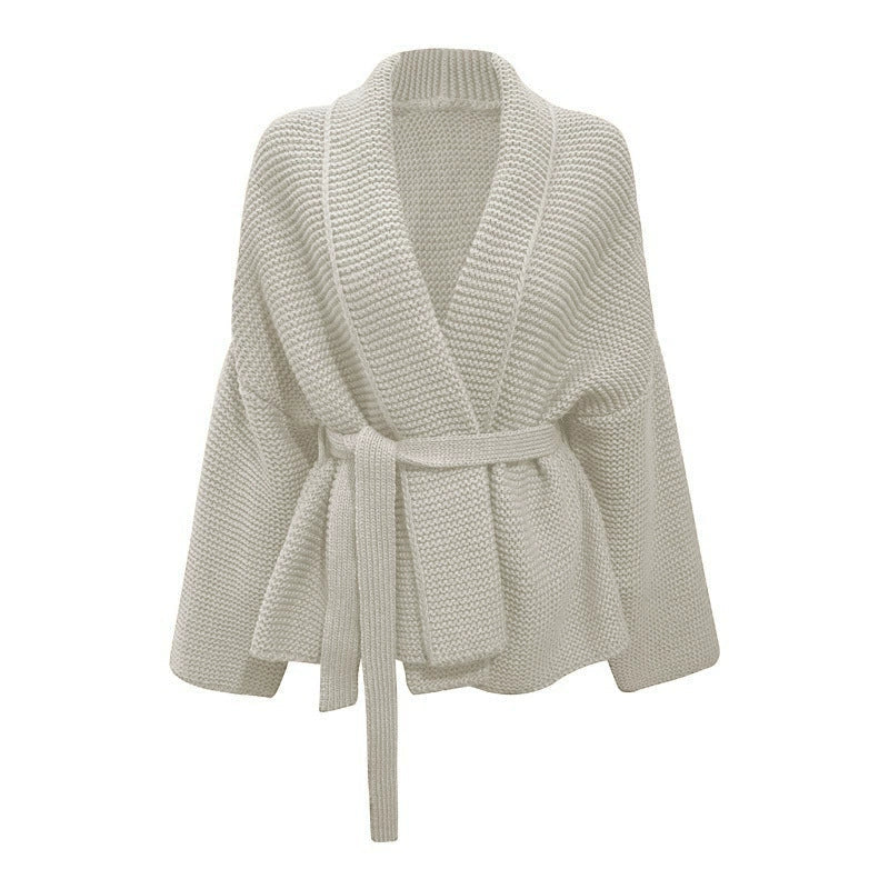 Myk, tykk strikket damecardigan med chunky tekstur og oversized passform, ideell for kalde dager.