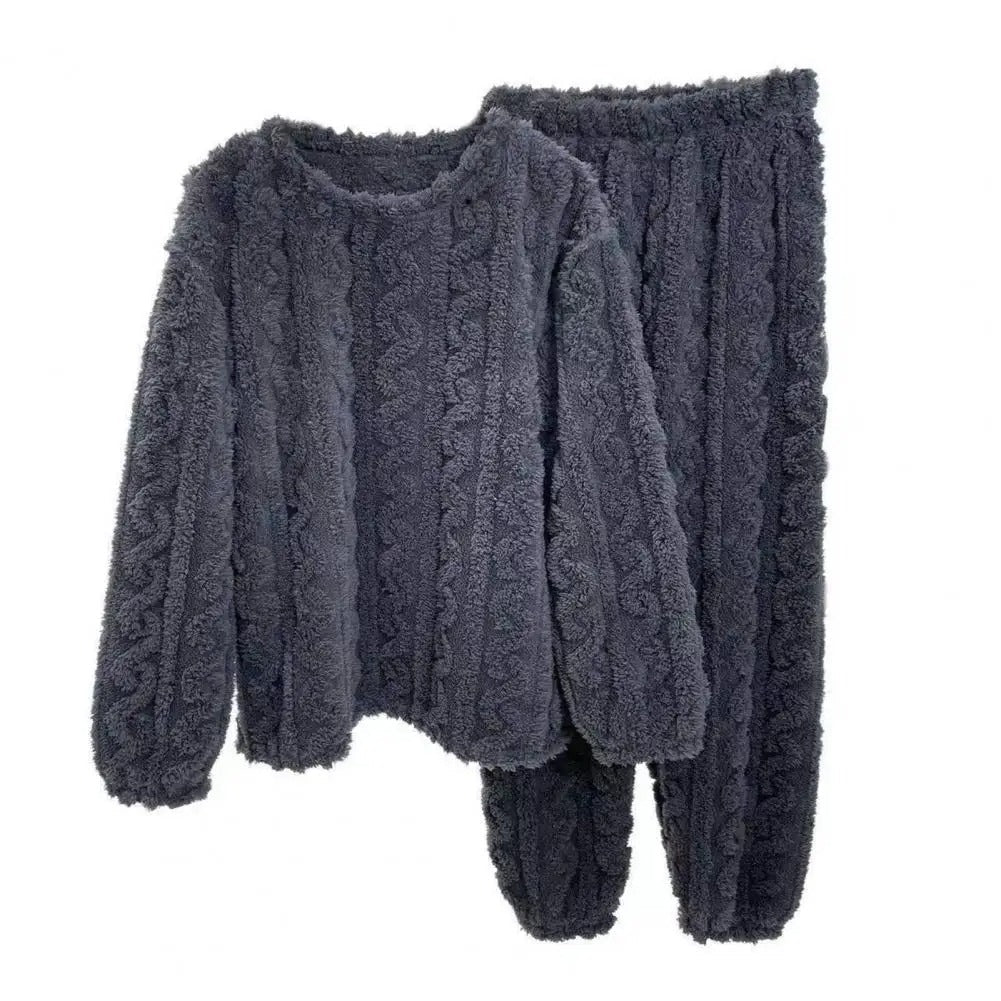 Koselig kvinnepyjamas-sett for ultimativ komfort. Mykt og varmt todelt nattøy for avslapning hjemme.
