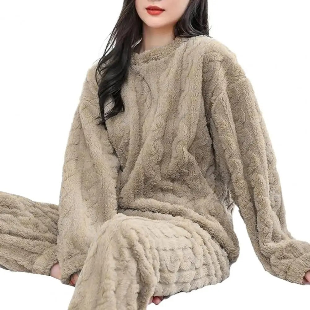 Detalj av stoffet i den varme kvinnepyjamasen. Mykt materiale gir maksimal komfort.