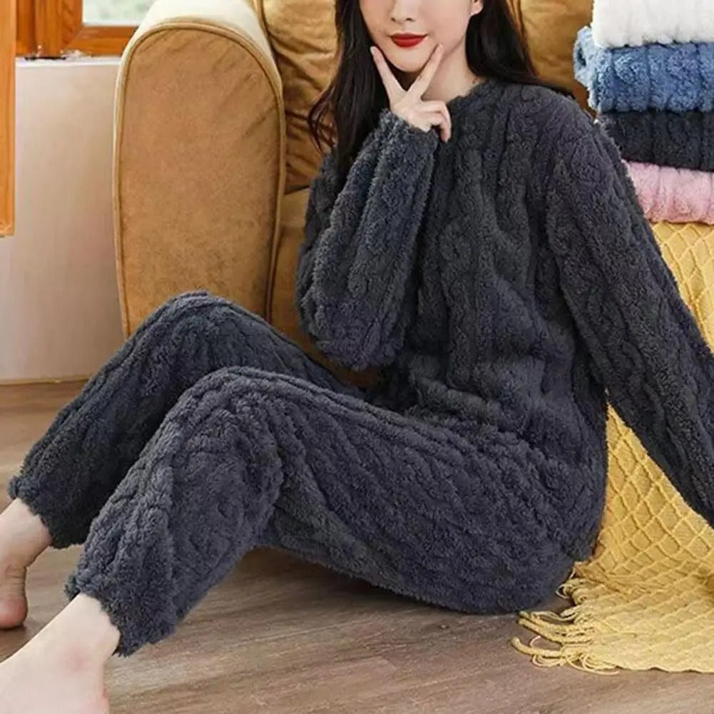 Kvinne nyter en koselig kveld i sitt myke pysjamas-sett, ideelt for loungewear og komfort.