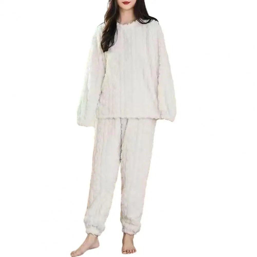 Myk og varm kvinnepyjamas for den ultimate avslapningen. Koselig todelt sett for hjemmebruk.