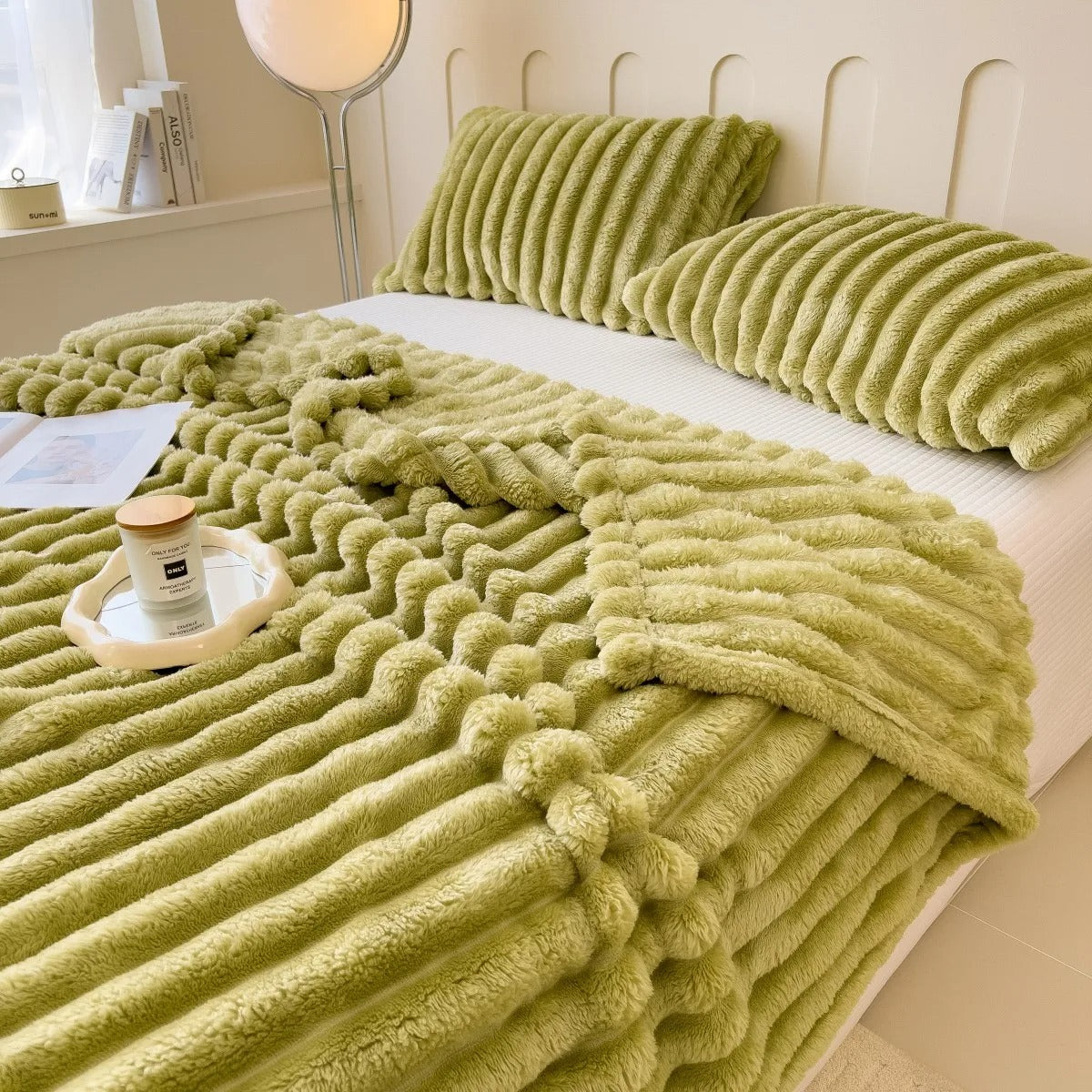Elegant pledd med brede, tykke striper; moderne interiørdekor for stuen. Mykt og stilrent teppe.