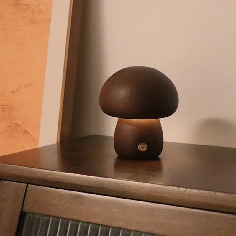 Nattlampe for barn i koselig soppdesign, laget med treverk. En stilren og trygg barnelampe.