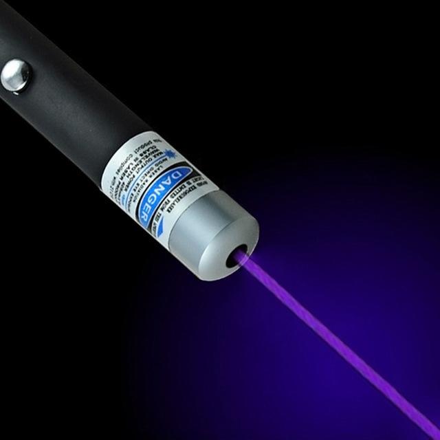 Grønn 5mW laserpeker som peker mot stjernehimmelen, et essensielt verktøy for astronomi.