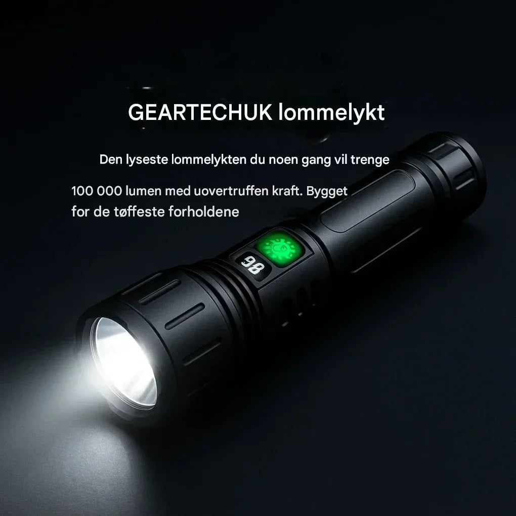 Kraftig lommelykt lyser opp mørket med en 100 000 lumen lysstråle, perfekt for søk og personlig sikkerhet.
