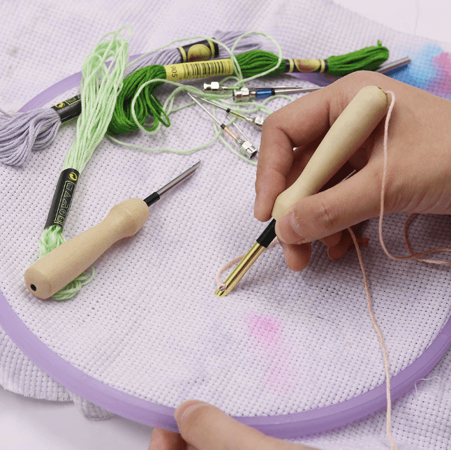 Nærbilde av ulike broderinåler for punch-needle broderi, perfekt for detaljert og kreativ søm.
