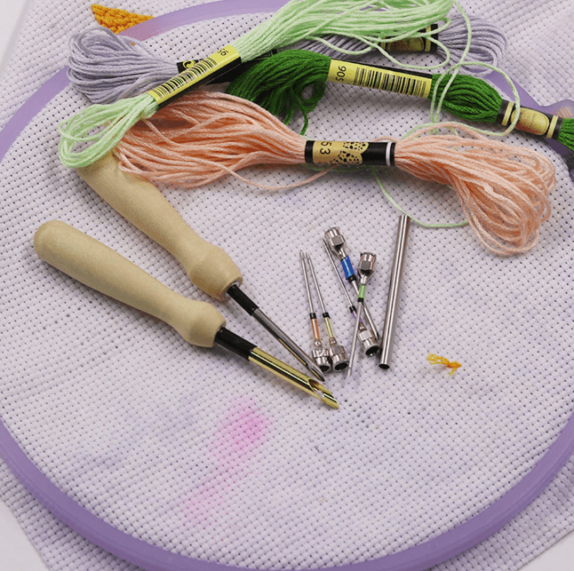 Ergonomisk broderinålhåndtak designet for komfortabel og stressfri bruk under langt håndarbeid.