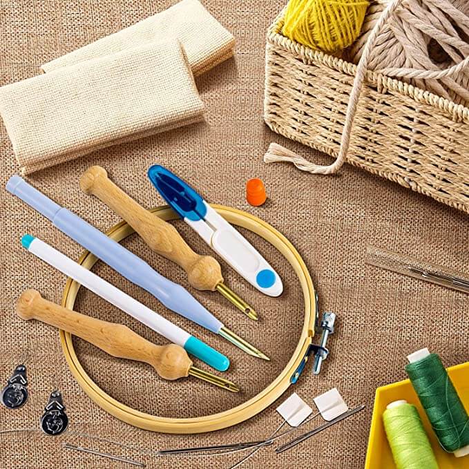 Kompakt og attraktiv pakning for Kreativt Broderinålesett, klar som gaveidé for håndarbeidsentusiaster.