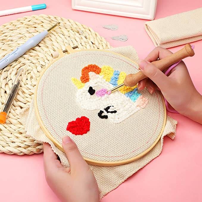 Broderinålesett presentert som en gaveidé for alle som elsker DIY, håndarbeid og kreativ stressmestring.