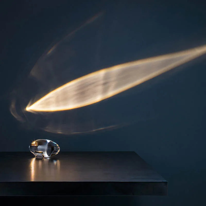 Elegant krystall LED-bordlampe med stjerneprojeksjon, ideell for avslappende belysning i stue eller soverom.