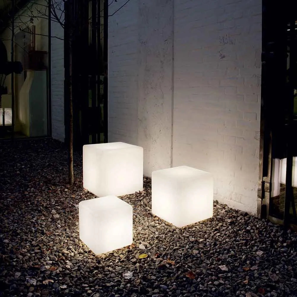 Kubeformet utendørs LED lampe med 16 farger. Ideell som trådløs hagebelysning og stemningslys.