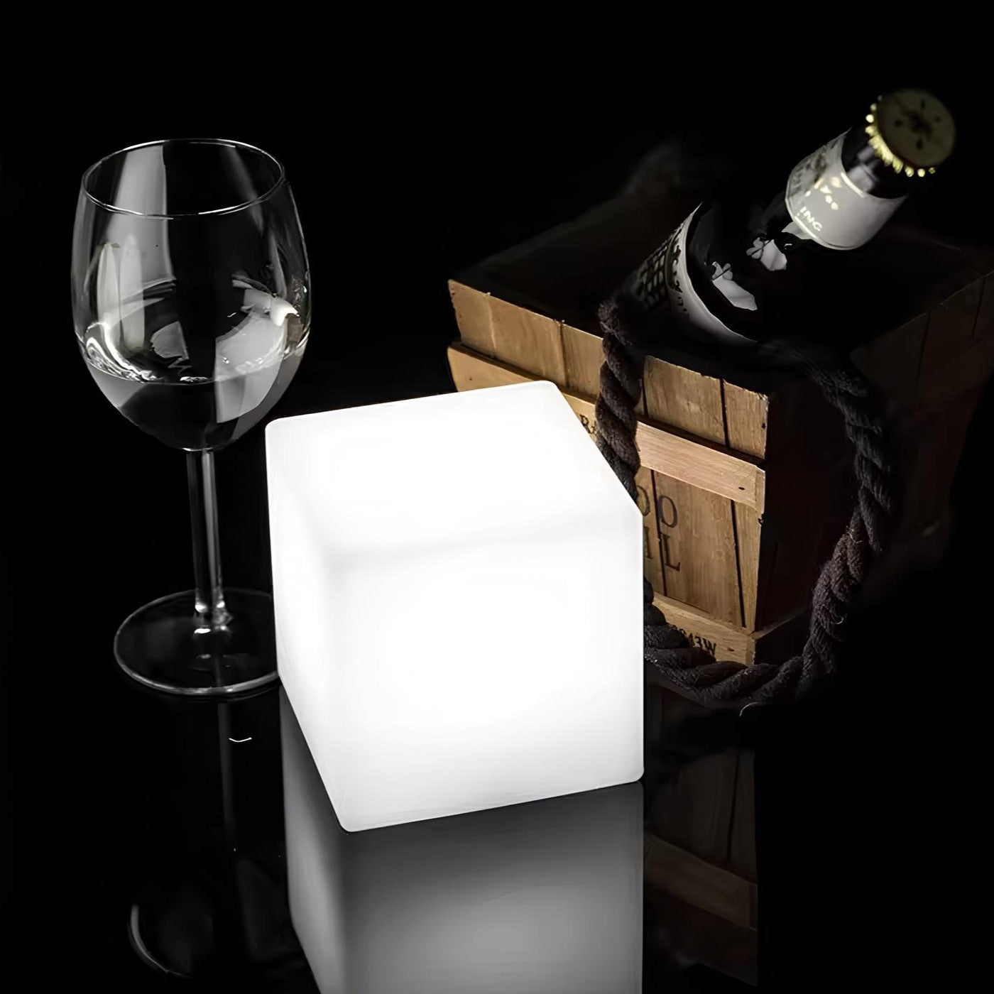 Oppladbar kubeformet LED lampe for utendørs bruk. Perfekt som trådløs hagebelysning med 16 farger.