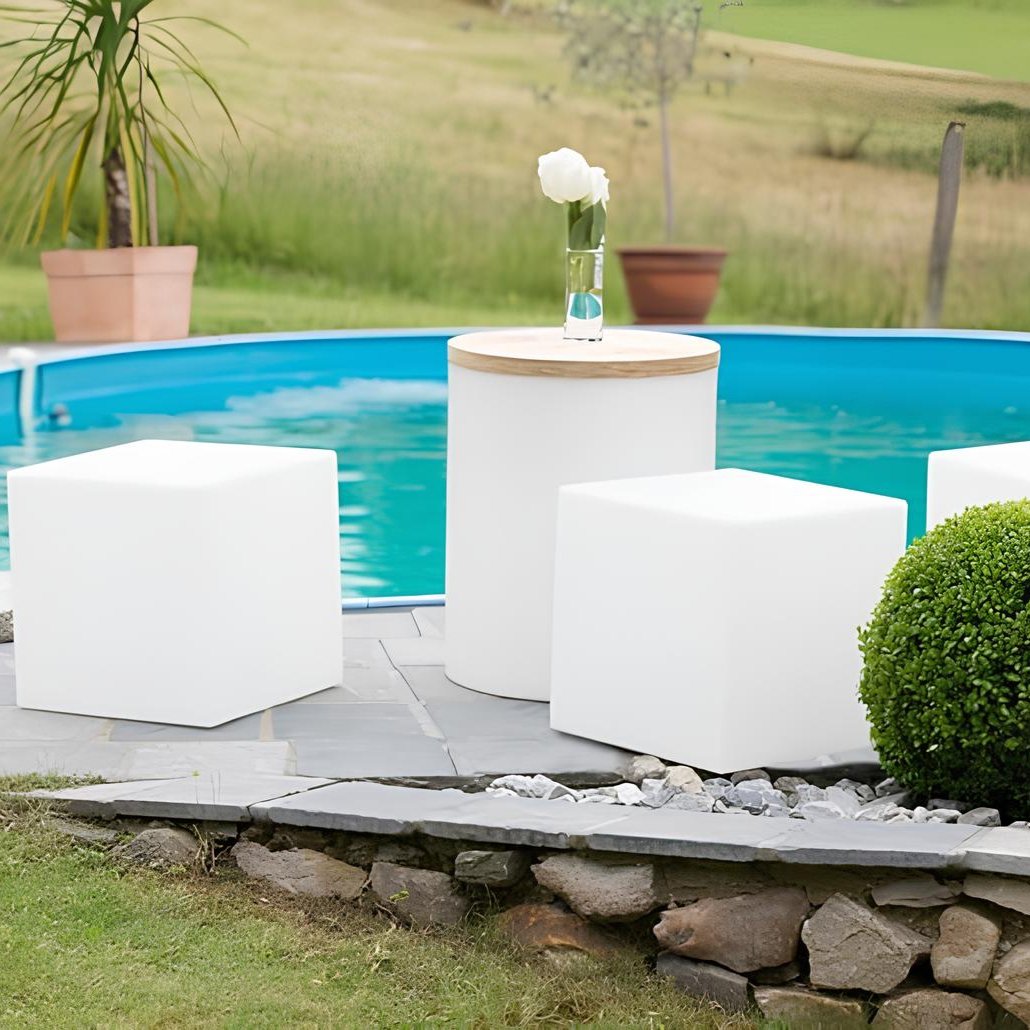 Kubeformet solenergi LED lampe for utendørs bruk. Flerfarget lys og oppladbar for terrassebelysning.