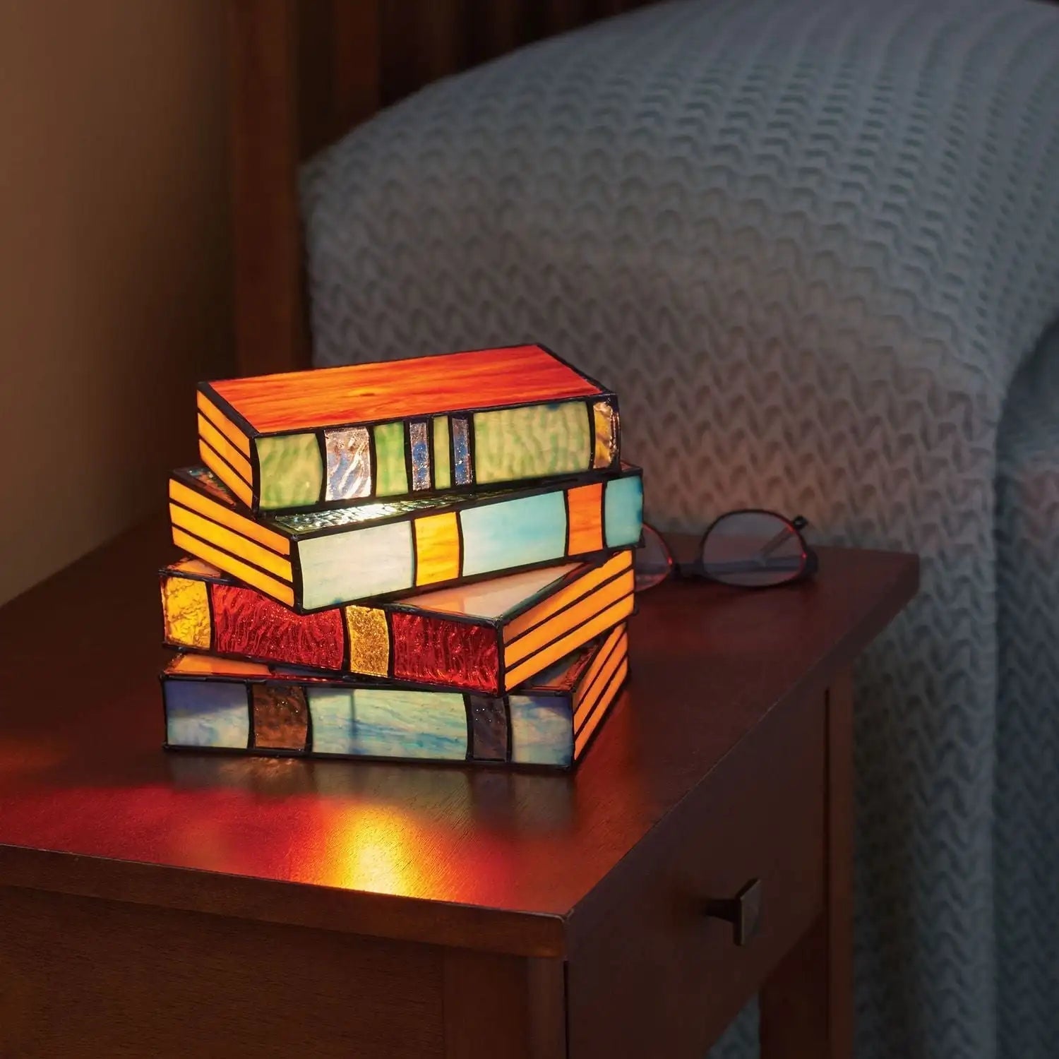 Bordlampe med unik bokdesign og vakkert fargerikt glass. Ideell som leselampe eller dekorativ kunstlampe.