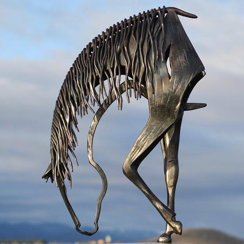 Unik utendørsskulptur: Moderne hestestatue i metall, perfekt for hageinspirasjon.