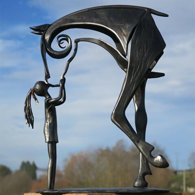 Minimalistisk metall hestestatue, en moderne utendørsskulptur for hageinspirasjon og dekor.