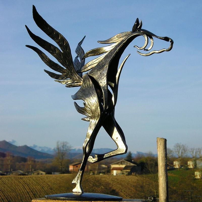 Moderne metall hestestatue, kunstnerisk design for stilfull utendørs hagedekor.