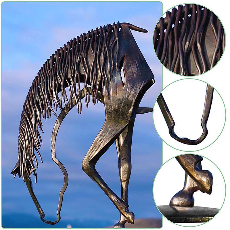 Stor hestestatue i metall, flott hagedekor og minimalistisk utendørsskulptur for hagen.