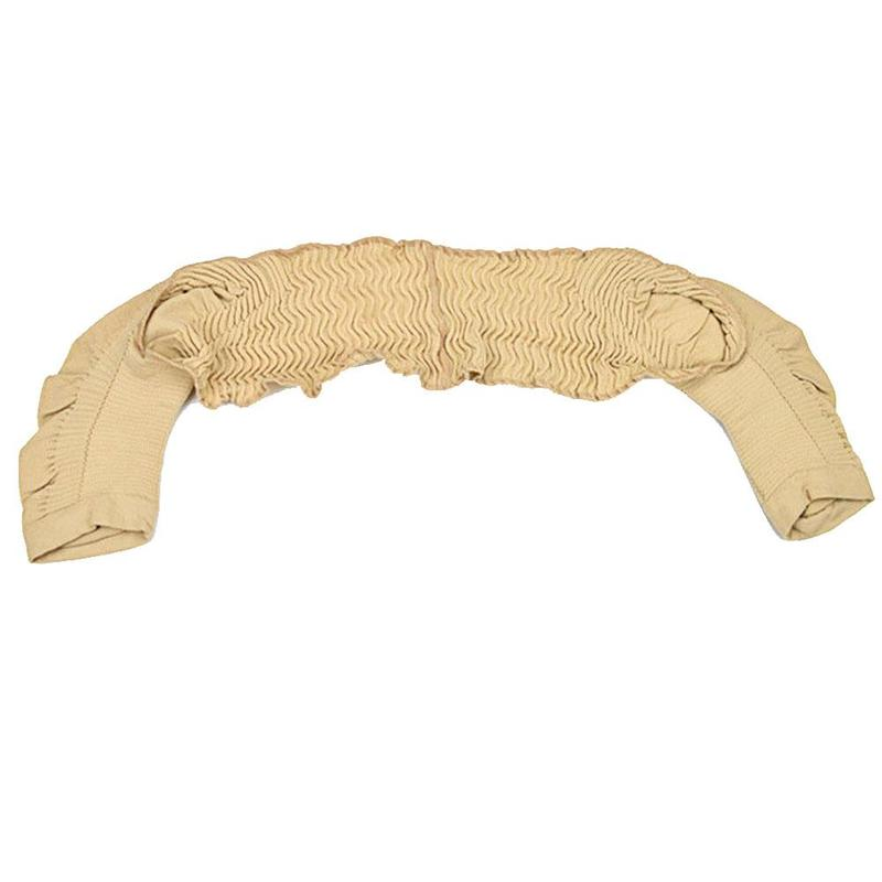 Kvinne arm shaper ermer i beige, diskret design for forbedret holdning og komfort under trening.