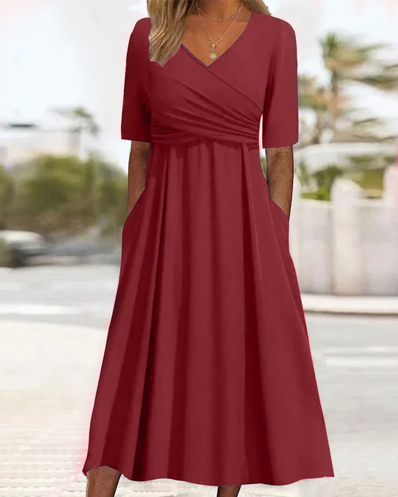 Stilig dame crossover midikjole med moderne snitt. Ideell for både casual og elegante anledninger.