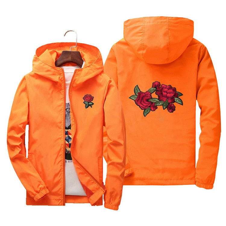 Sporty damevindjakke med roseprint, vanntett og lett. Essensiell yttertøy for utendørsaktiviteter.