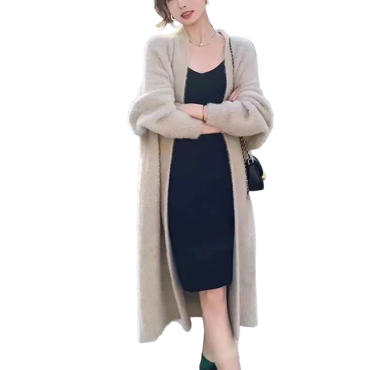 Kvinne i oversized strikket cardigan. Komfortabel, åpen front, perfekt for lagpålag stil om høsten/vinteren.