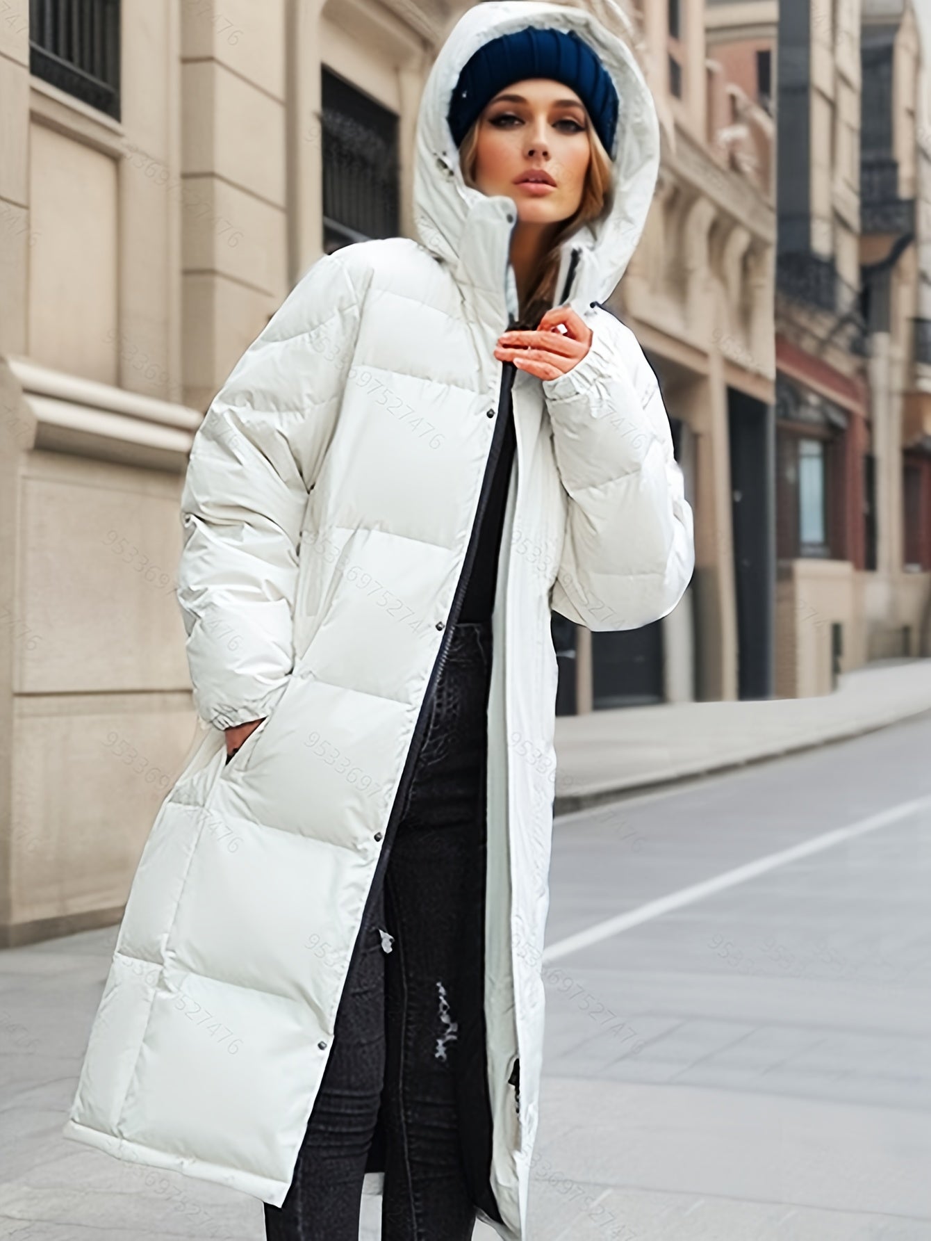 Stilig, lang oversized dunjakke for kvinner. Vinterjakke med hette og quiltet design for optimal varme.