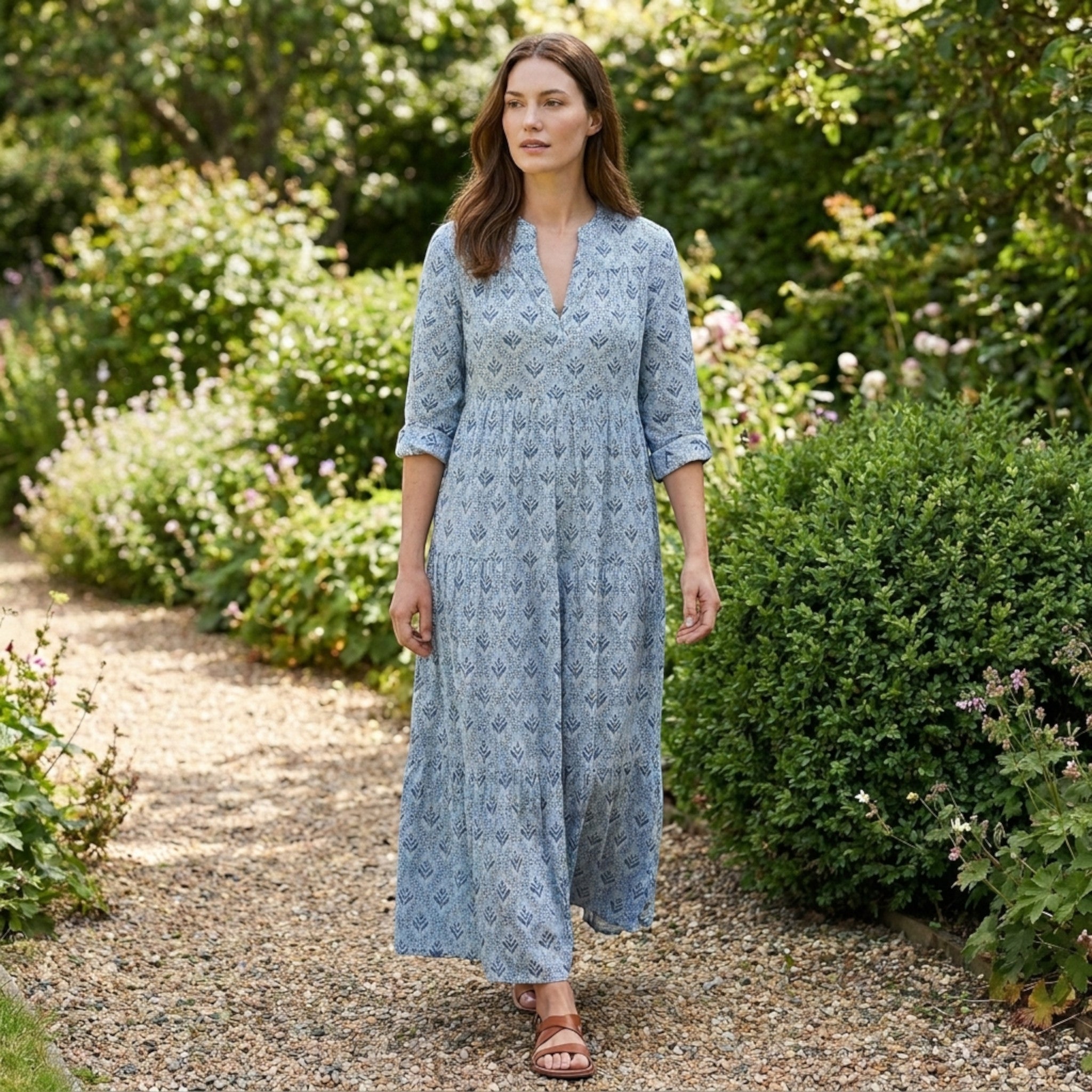 Elegant V-hals maxi kjole for kvinner, løs og komfortabel passform. Perfekt hverdagskjole med stil.