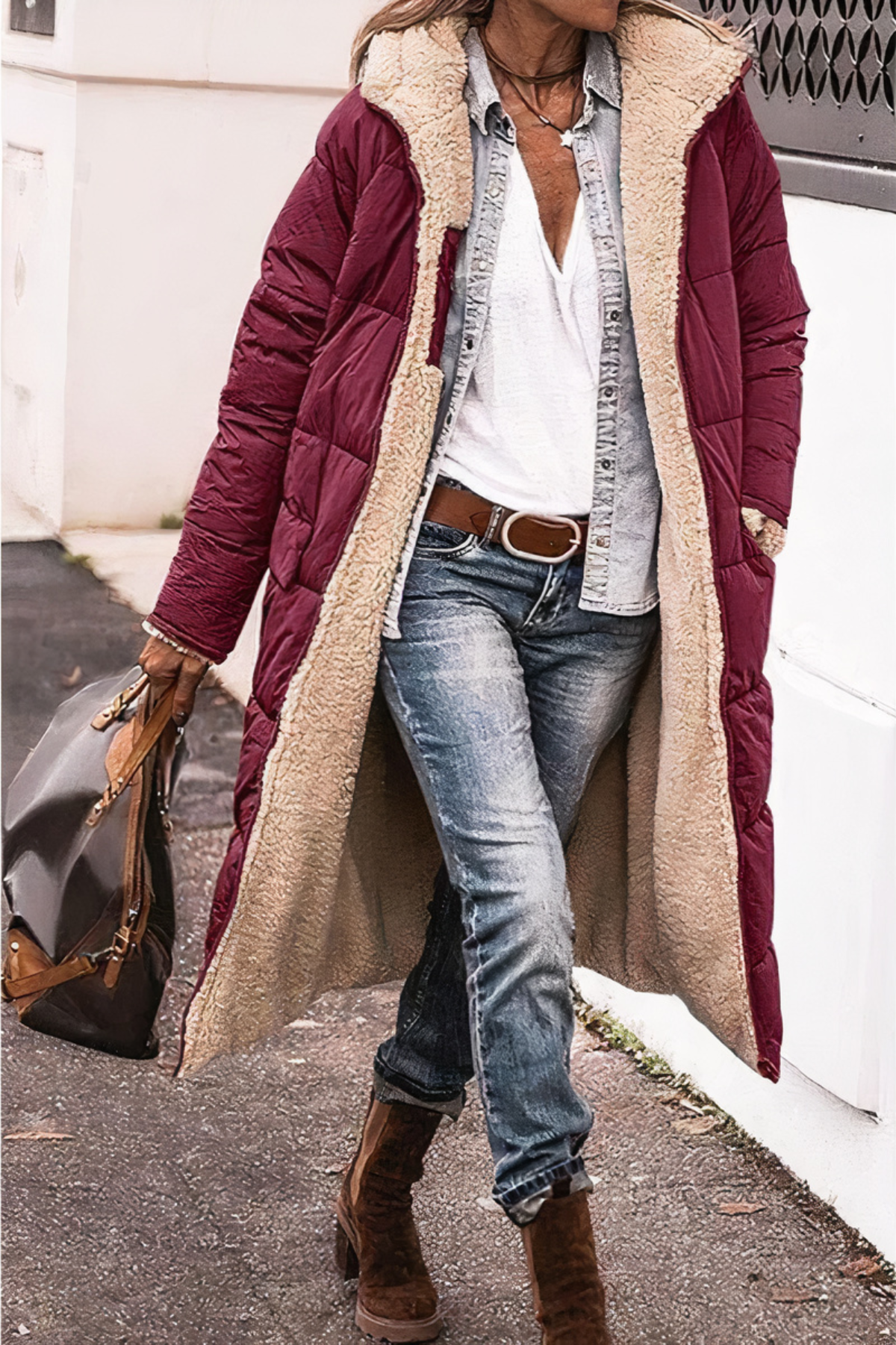 Moderne vintermote: Dobbelsidig kvinne parkas vinterjakke med hette. Lang, varm og elegant damejakke for kulden.