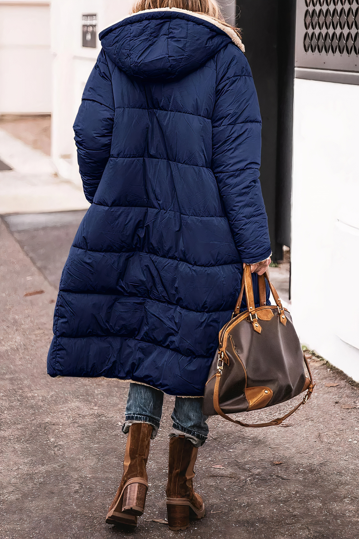 Elegant dobbelsidig dame parkas vinterjakke med hette. Allsidig yttertøy for stilfull vintermote.