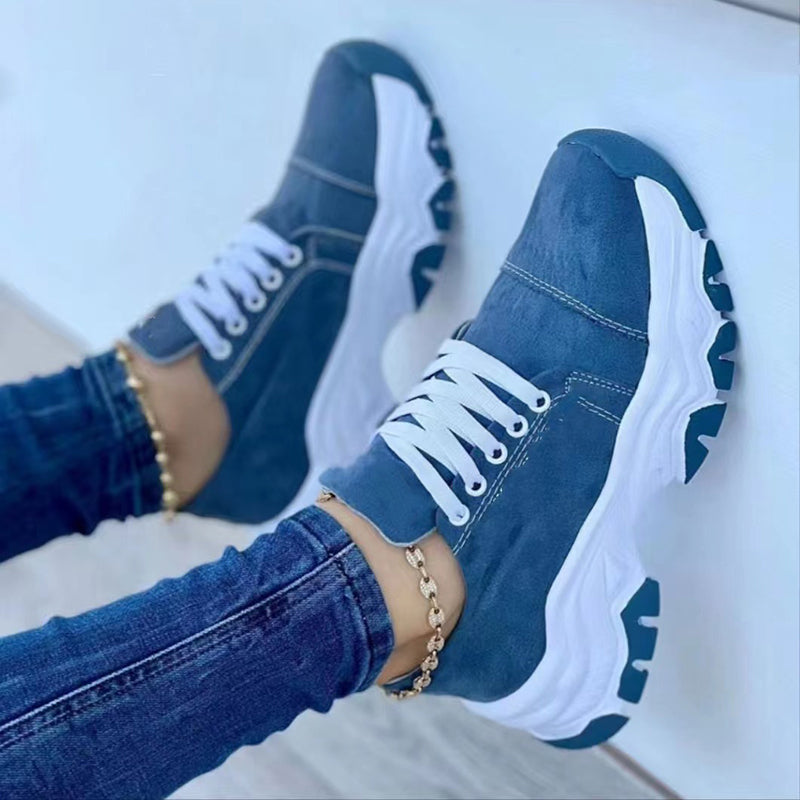 Komfortable kvinne sportssko med plattform og rund tå. Trendy joggesko for damer i hverdagsstil.