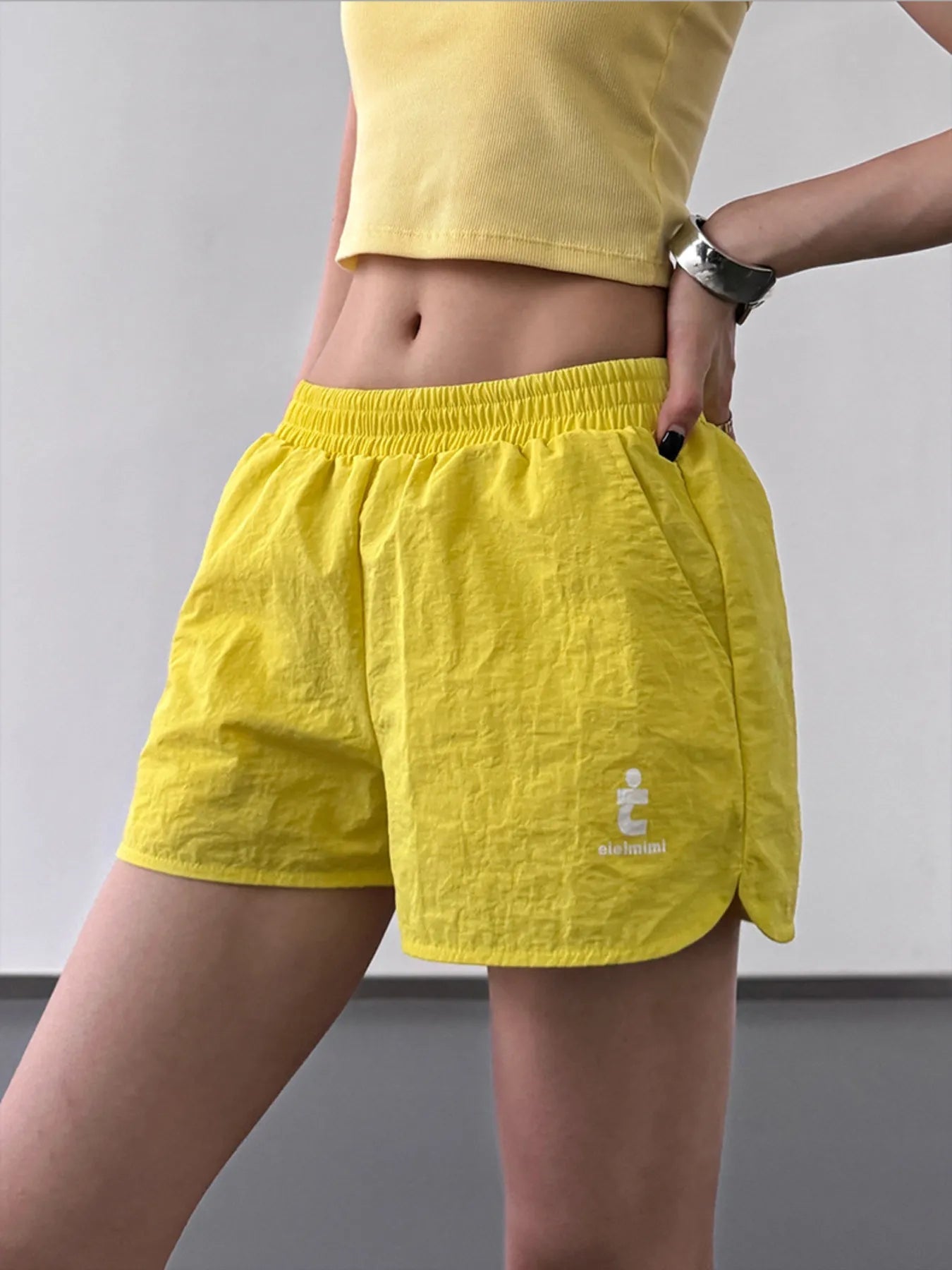 Kvinne shorts med praktiske lommer og elastisk midje, perfekt for casual sommerbruk.