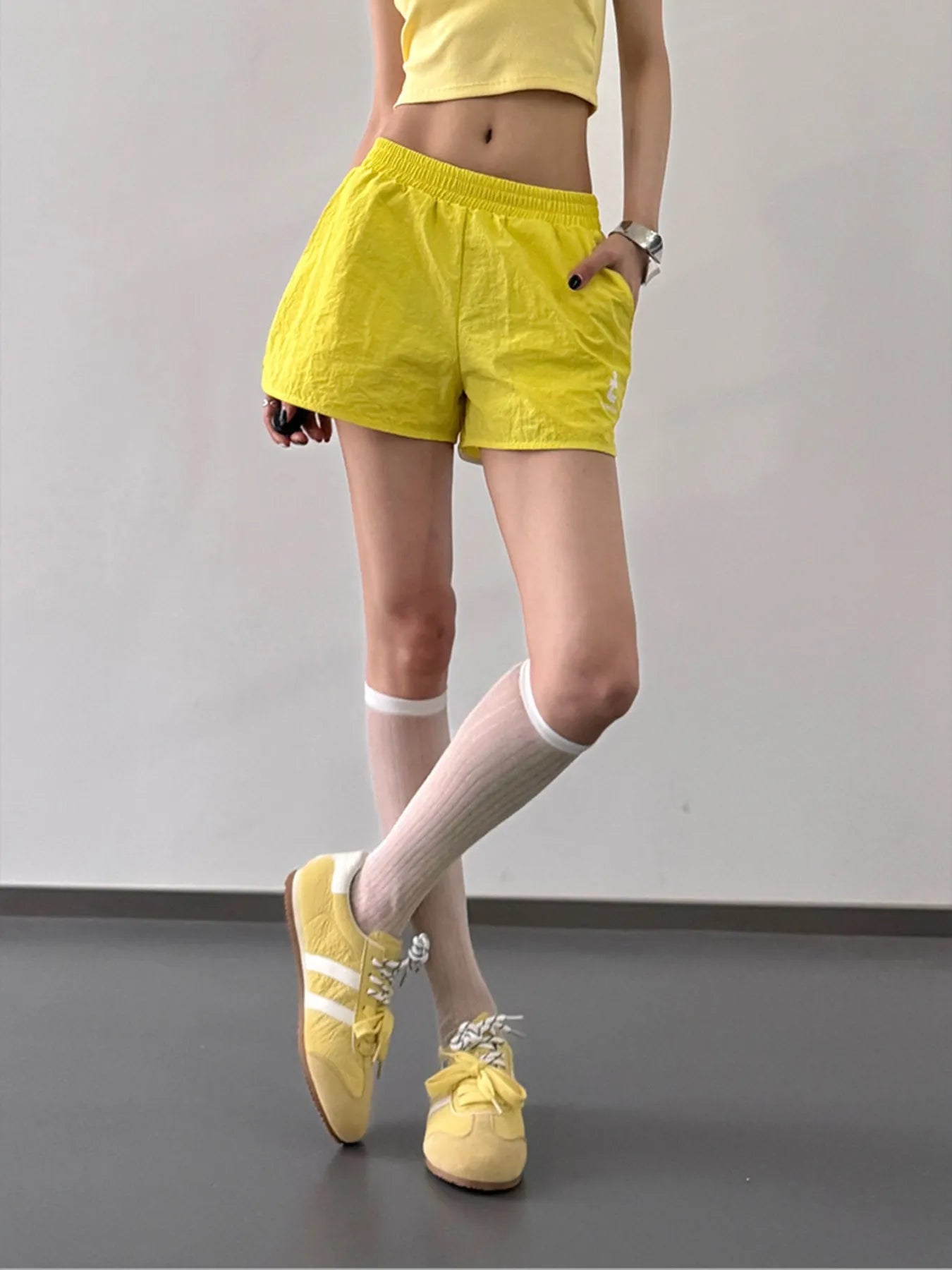 Gul kvinne shorts med elastisk midje, perfekt som sommer shorts for strand og fritid.