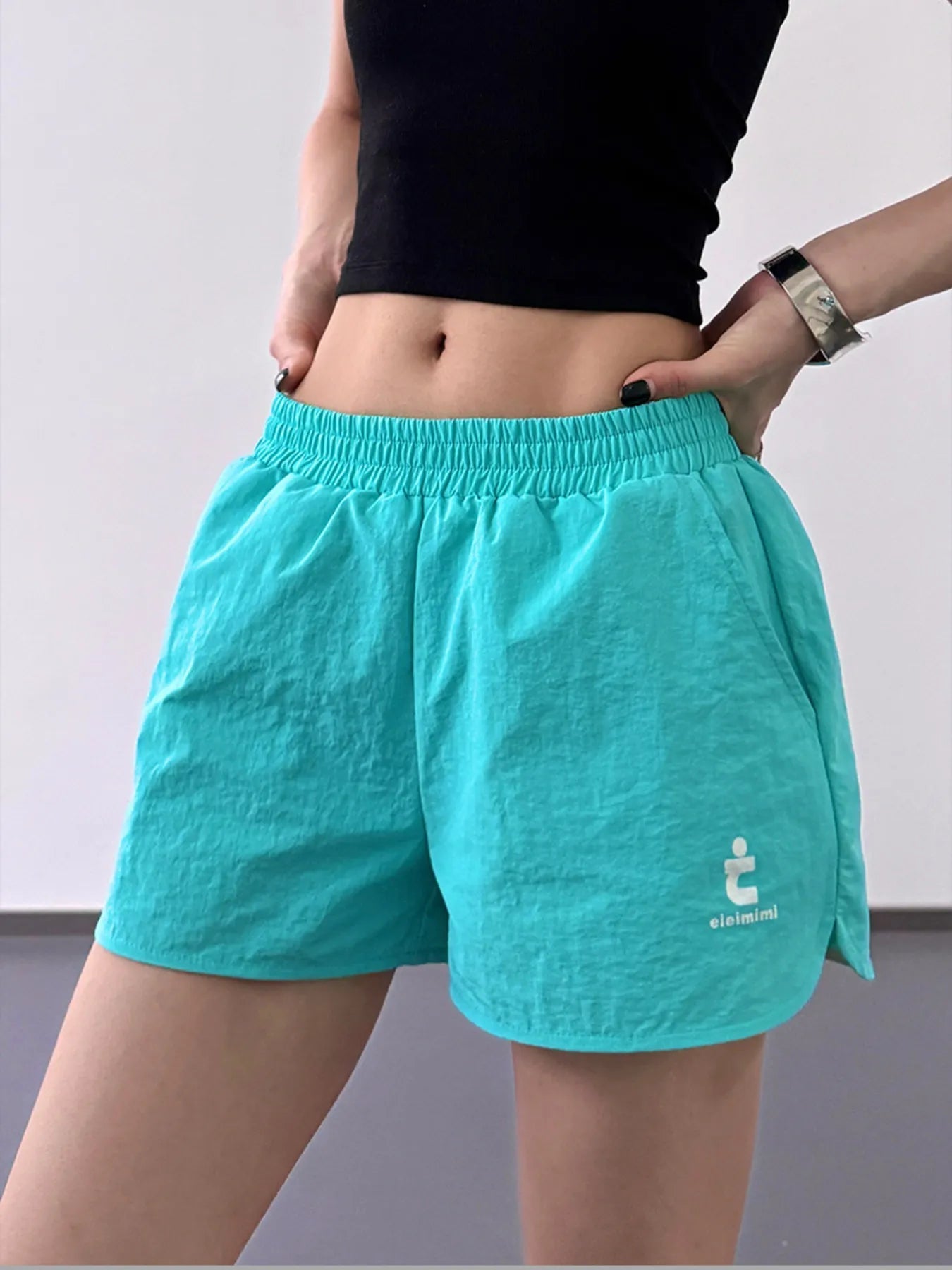 Detaljer av stoff på kvinne shorts med elastisk midje, gir god komfort hele sommeren.