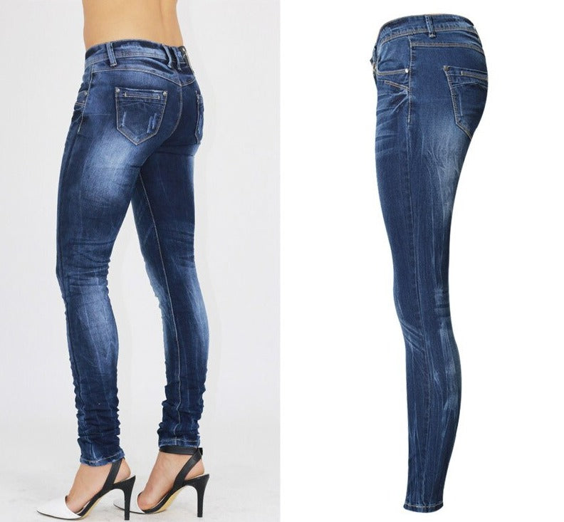 Stilige damejeans i mørk vask, egnet for både casual og oppkledde antrekk, en moteriktig klassiker.