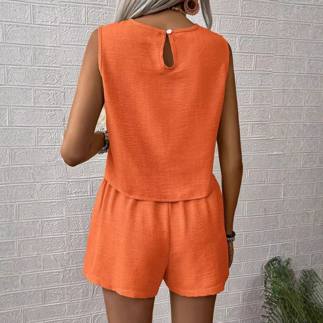 Lett og trendy shorts sett for kvinner, med kort topp og høytlivs shortser. Ideell for vår/sommer.