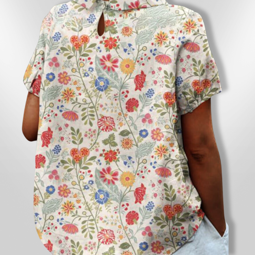 Nærdetalj av elegant damebluse med livlig blomstermønster. Ideell sommerbluse for kvinne.