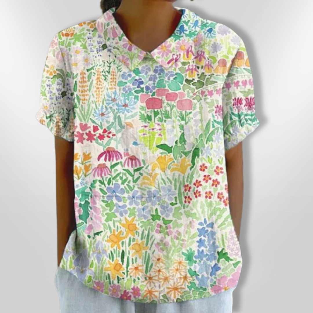 Kortermet bluse med blomstermønster og løs passform, ideell for avslappet hverdag eller sommeraktiviteter.
