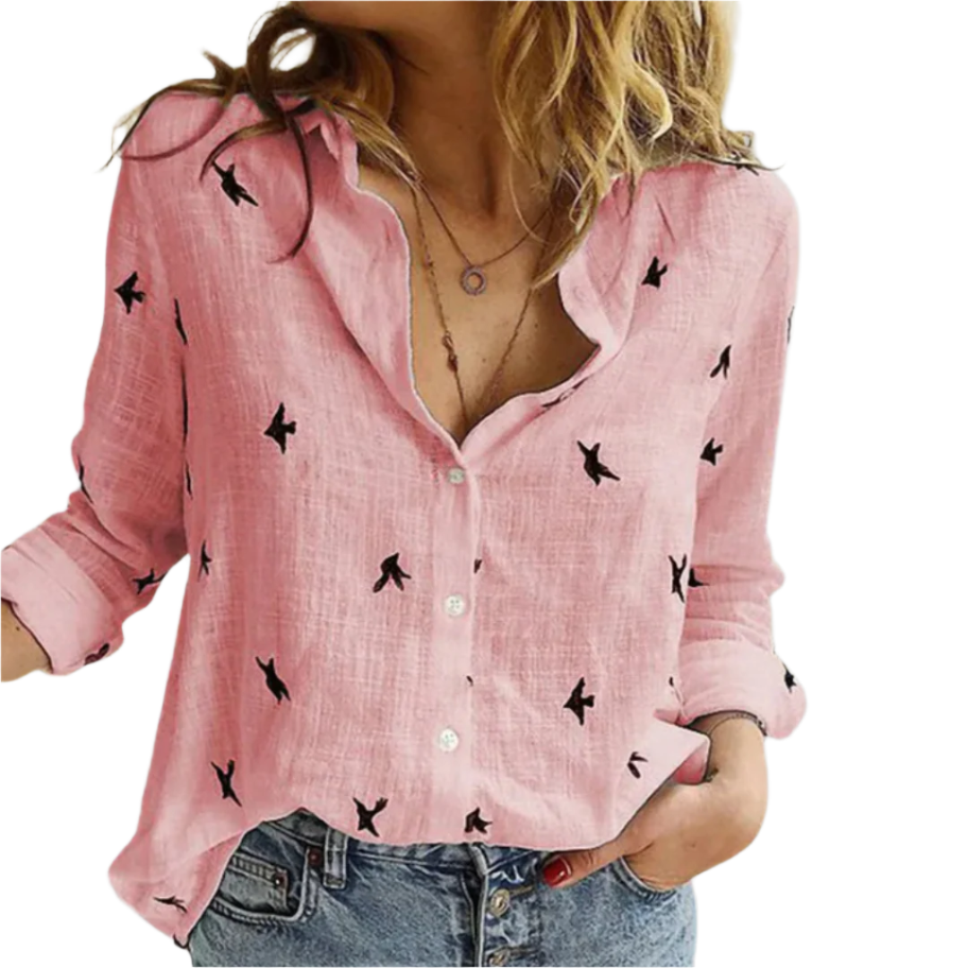 Kvinnechemise med unikt fuglemotiv, knappestolpe og langermet design. En elegant bluse for vår og sommer.