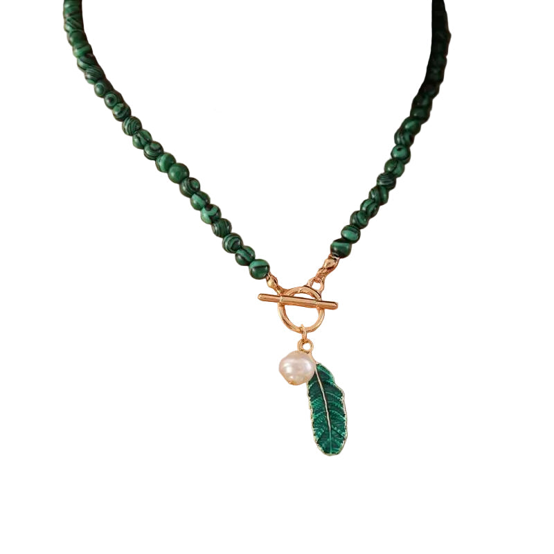 Kvinnelig malakitt halskjede med unikt boho-design. Grønne malakittperler og naturinspirert stil, perfekt for kvinner.