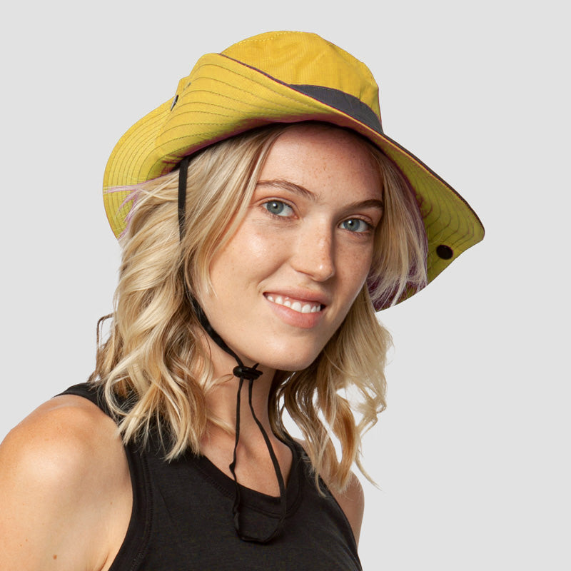 Trendy damemote solhatt med hestehaleåpning, UPF50+ UV-beskyttelse, flott for sommerantrekk.