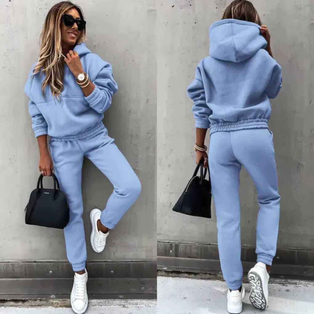Dame joggedress i vintertøy, med glidelåsjakke og myk joggebukse. Perfekt for sporty komfort og fritid.