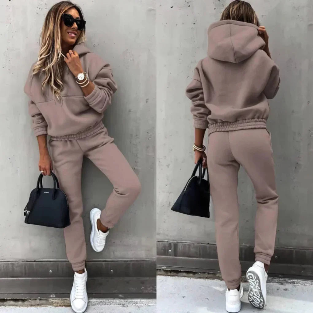 Myk og varm dame vinter tracksuit. Komfortabelt fritidstøy for kalde dager, med glidelåsjakke og joggebukse.